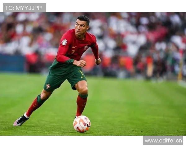 C罗分享回归葡萄牙国家队的帅气照片墨镜加持魅力十足