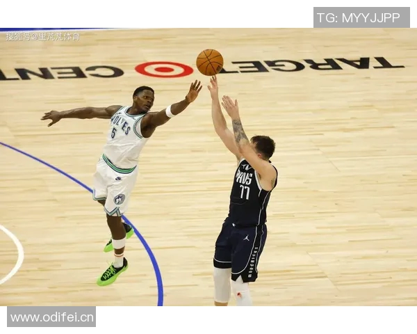 浓眉晒照为新赛季热身队友拉塞尔欧文弗拉格齐聚展现团队氛围 浓眉晒照为新赛季热身队友拉塞尔欧文弗拉格齐聚展现团队氛围