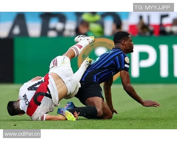 英超两强盯上邓弗里斯解约金高达2500万欧元 英超两强盯上邓弗里斯解约金高达2500万欧元