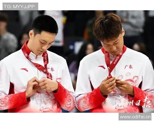 媒体人呼吁赵睿带伤上场男篮需情绪支持与郭导减压策略