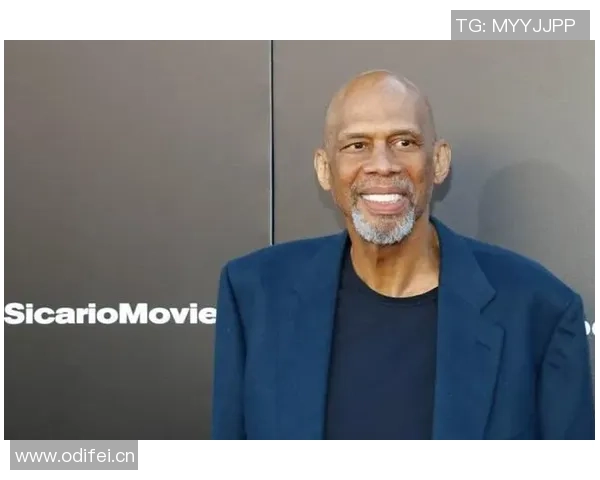 41岁仍在赛场拼搏的传奇球员全明星再现风采两位主帅同台竞技 41岁仍在赛场拼搏的传奇球员全明星再现风采两位主帅同台竞技